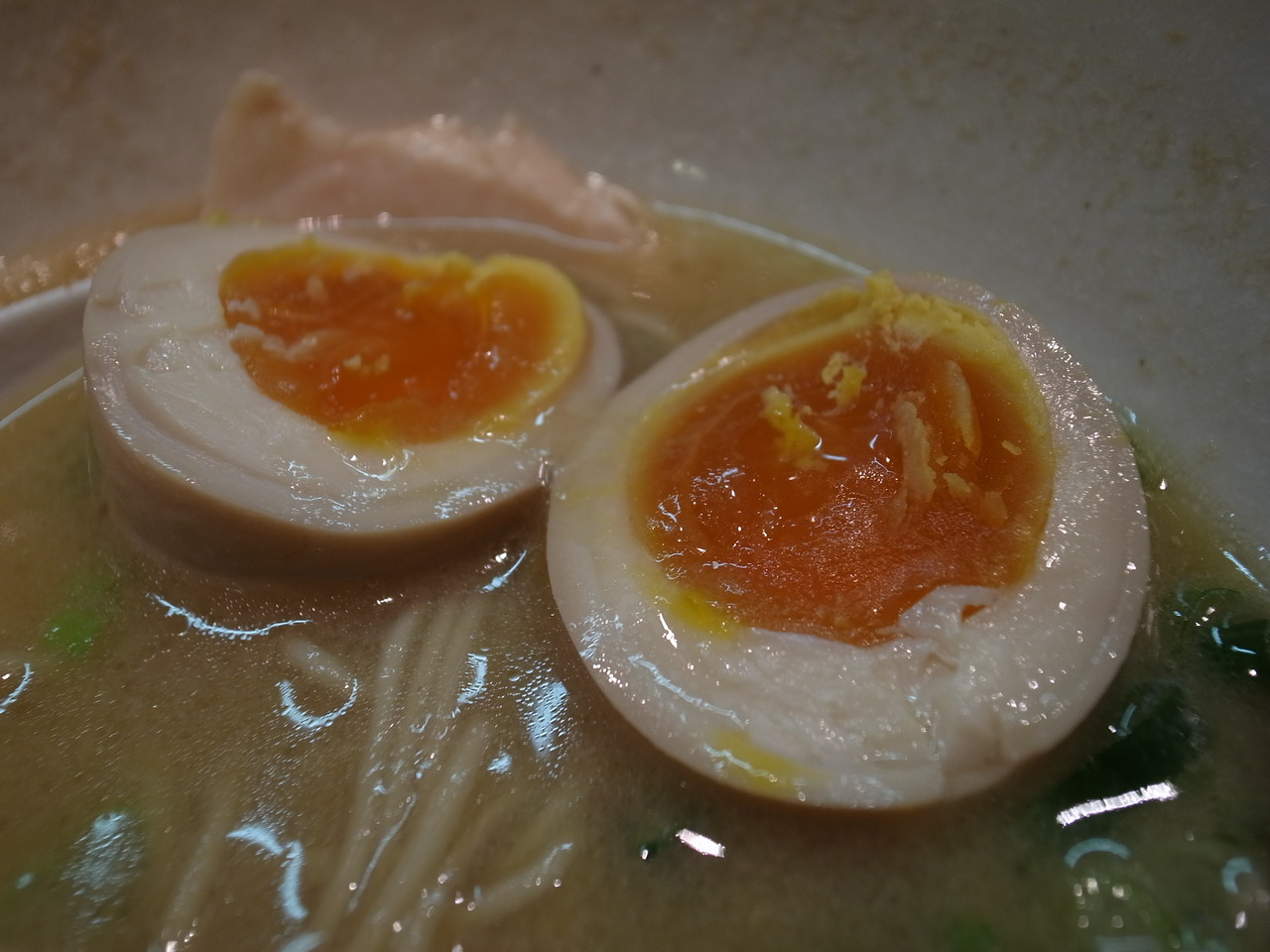 鶏の骨＠成田 「鶏の骨らーめん+味玉」 楽しく飲んで食べましょう（ﾀﾏﾆﾊｼﾘﾏｼｮｳ）