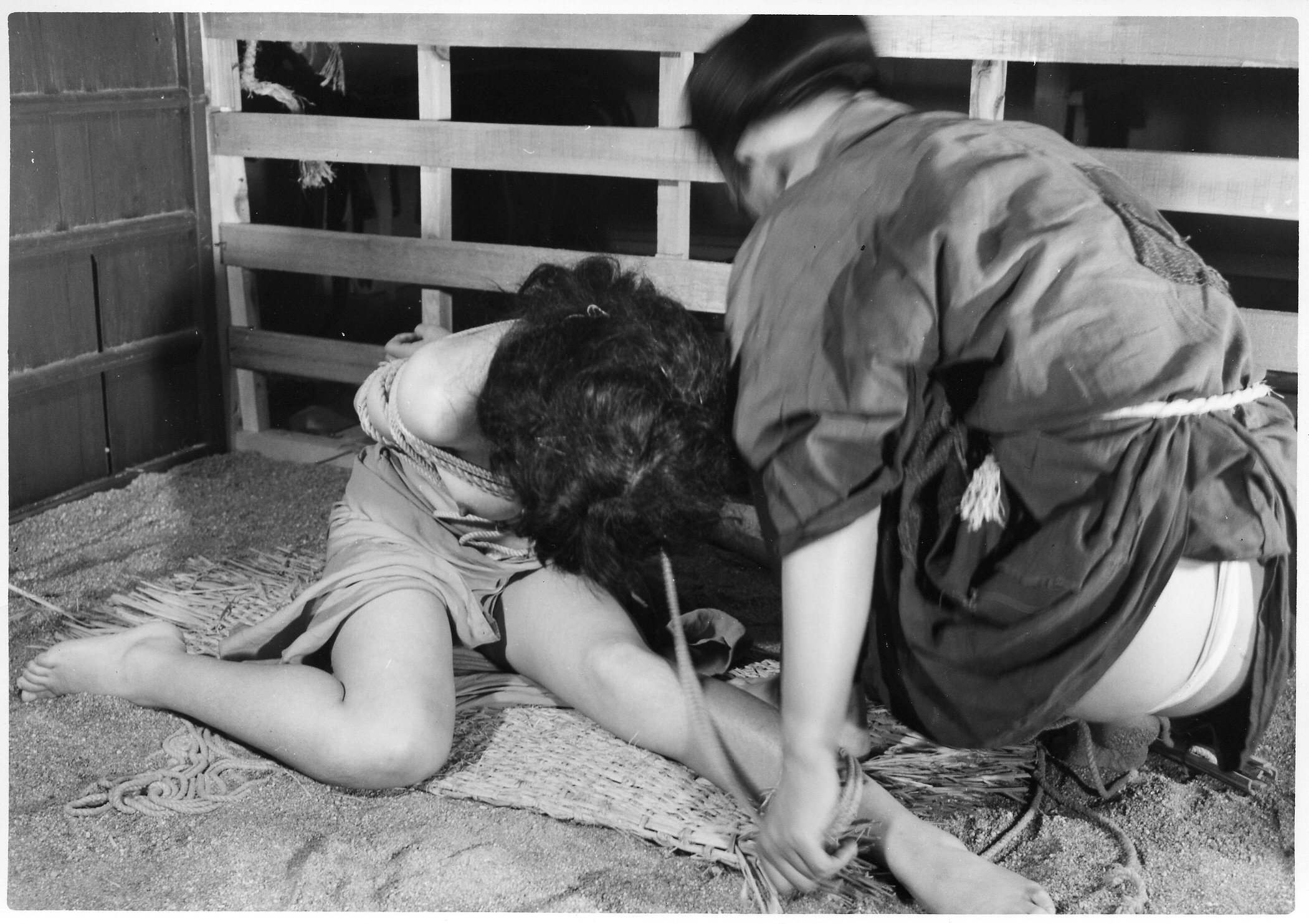 女囚緊縛 折檻 拷問 