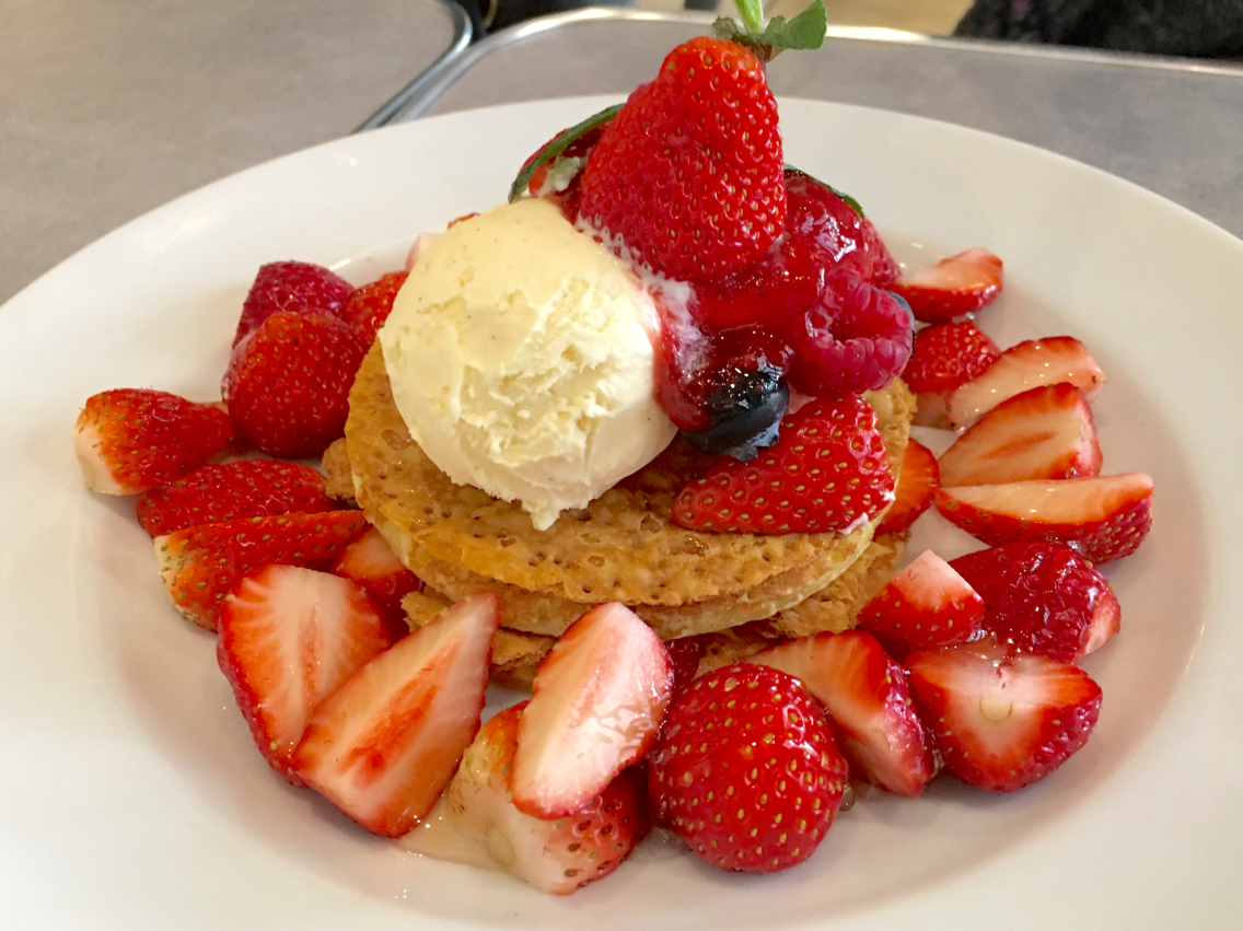 ジェイエスパンケーキカフェ 下北沢 いちご500 増量 ストロベリーミルフィーユパンケーキ ミスター黒猫のカフェめぐり パンケーキを日本一実食