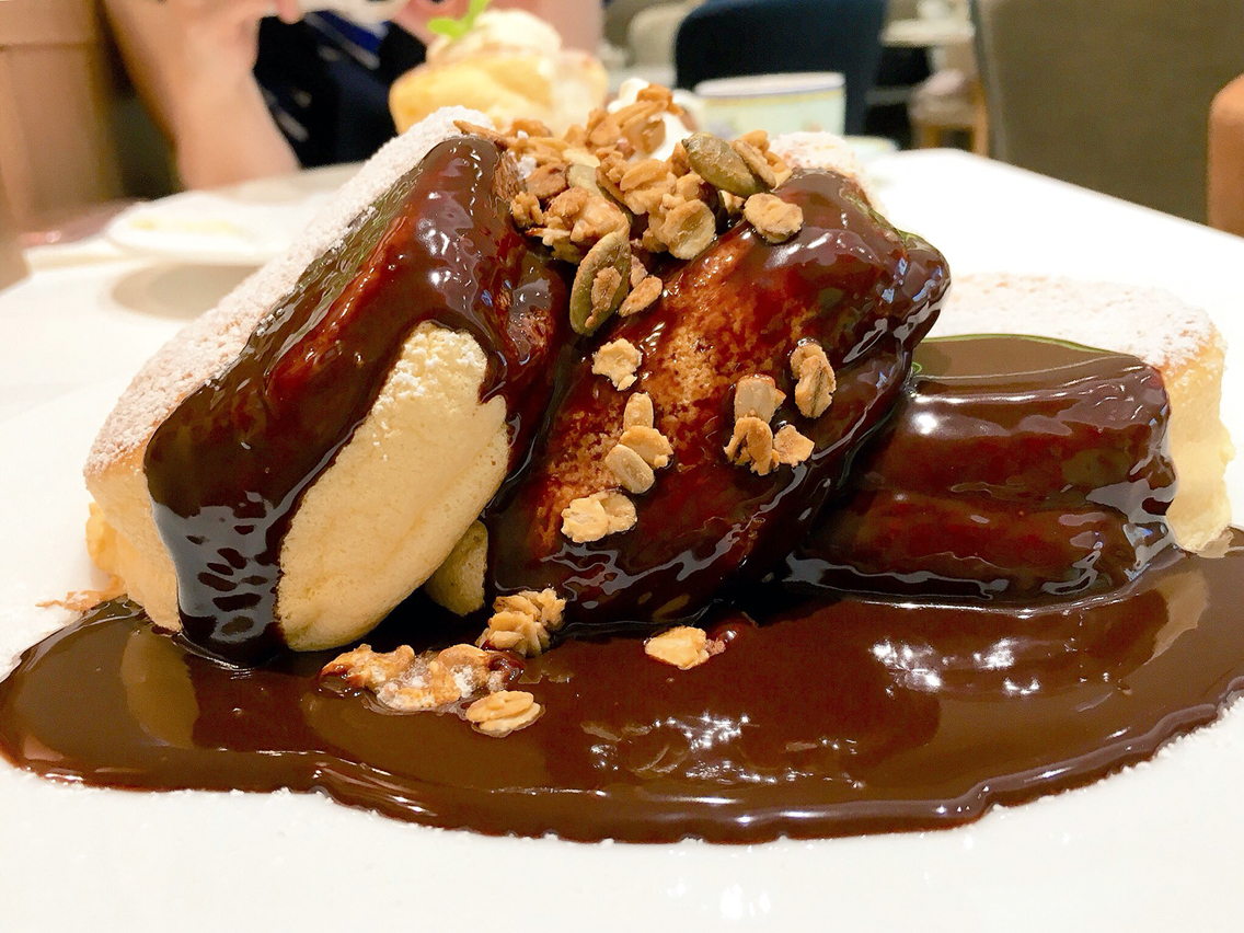 幸せのパンケーキ 表参道 ホットチョコレートパンケーキ 自家製グラノーラがけ ミスター黒猫のカフェめぐり パンケーキを日本一実食 幸せのパンケーキ 表参道 ホットチョコレートパンケーキ 自家製グラノーラがけ ミスター黒猫のカフェめぐり パンケーキを日本一実食