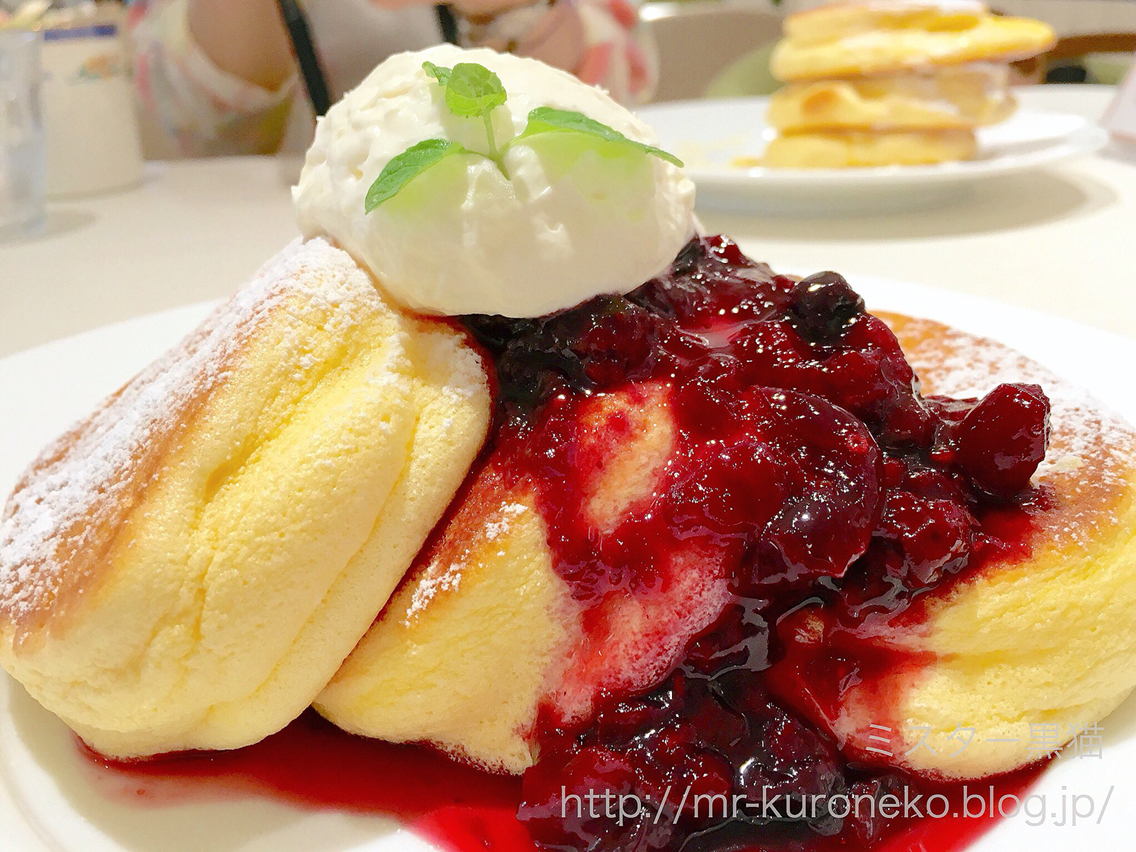 幸せのパンケーキ 渋谷 濃厚チーズムースパンケーキ ベリーソースがけ ミスター黒猫のカフェめぐり パンケーキを日本一実食