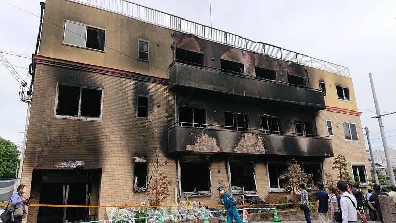 献花と哀悼 京都アニメーション第一スタジオ に献花に行っていました 実際の建物を見た瞬間 あまりの酷さに言葉を失いました 亡くなられた方々には謹んで哀悼の意を表します 私的urawareds Subcul