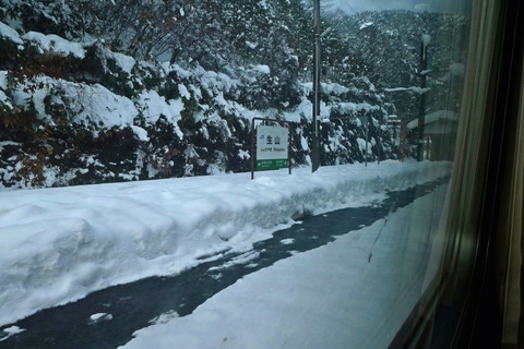 ⑧日野川が分離する生山駅ホームの雪景色