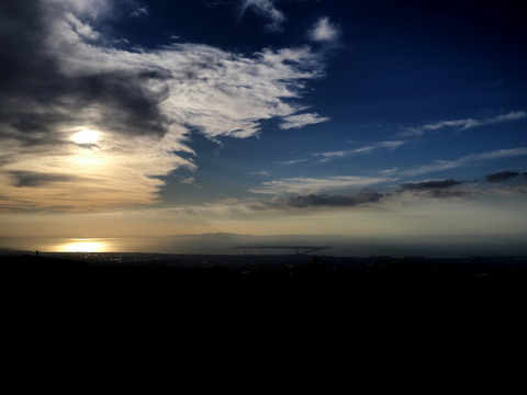 ②和泉葛城山山頂より夕暮れの淡路島と関西国際空港を望む