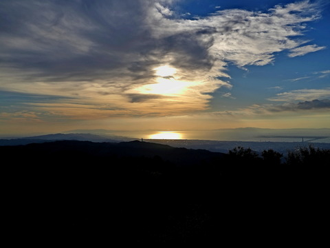④和泉葛城山山頂より夕暮れの淡路島と関西国際空港を望む