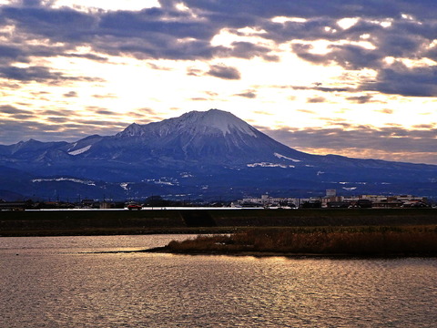 ⑪夜明け間際の大山を日野川河口域から望む