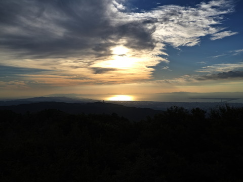 ⑤和泉葛城山山頂より夕暮れの淡路島と関西国際空港を望む