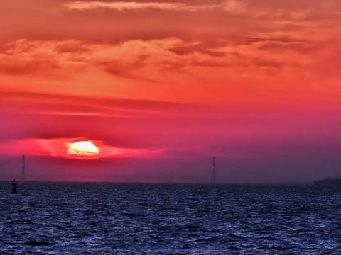⑩雲が掛かり始めた明石海峡大指に沈む夕日