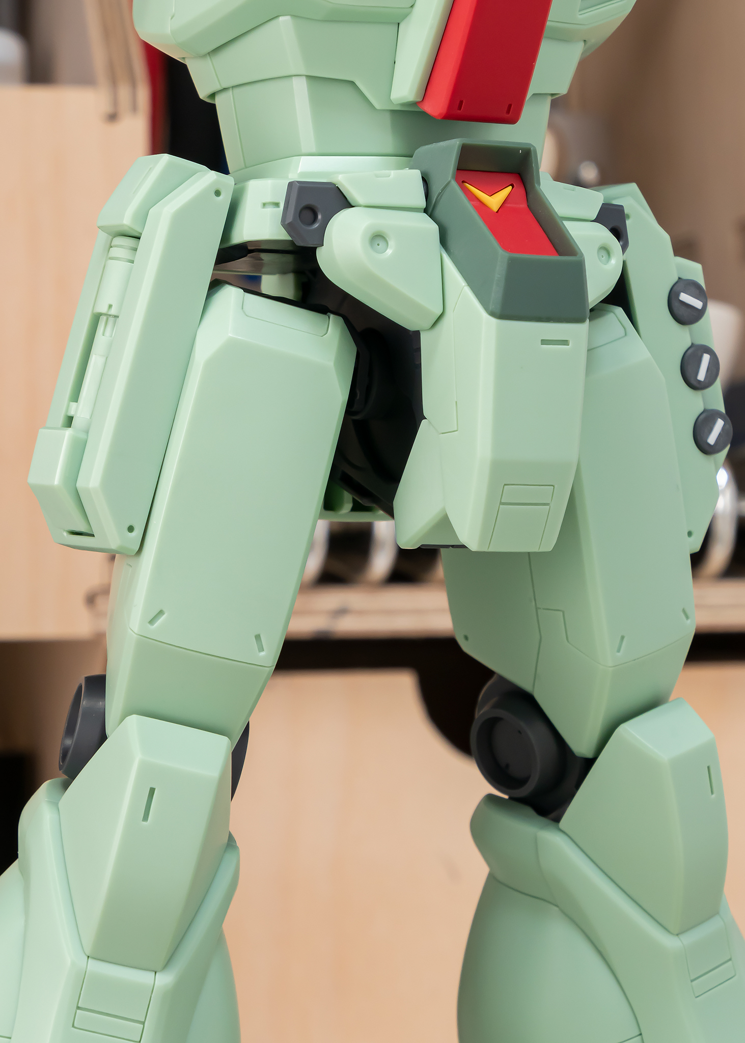 MG ジェガンD型 制作2／スジボリでディテールを追加（下半身