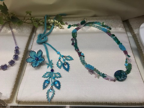 ブルーのラリエット葉っぱのフリンジとフリーフォーム