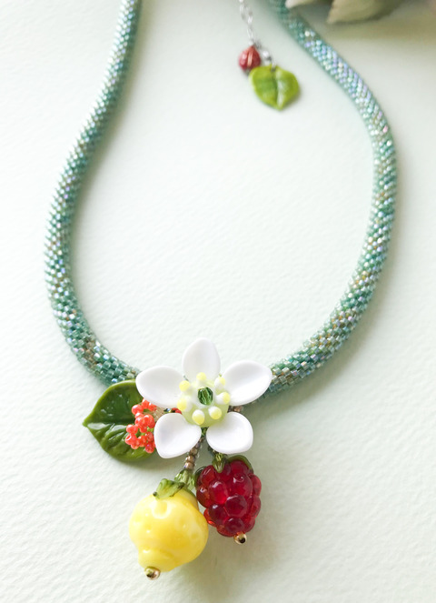 白とレモン、ベリーネックレス-2