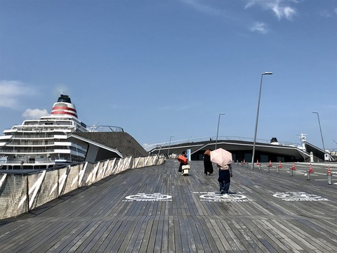 大さん橋ホールへ向かう