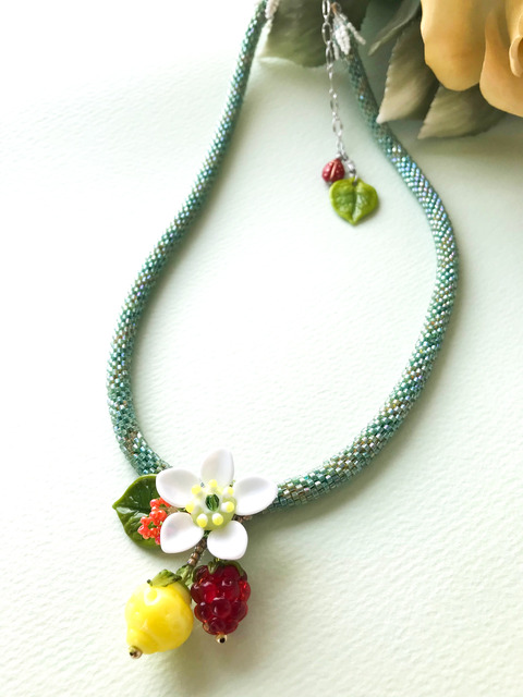 白い花とレモンのネックレス-2