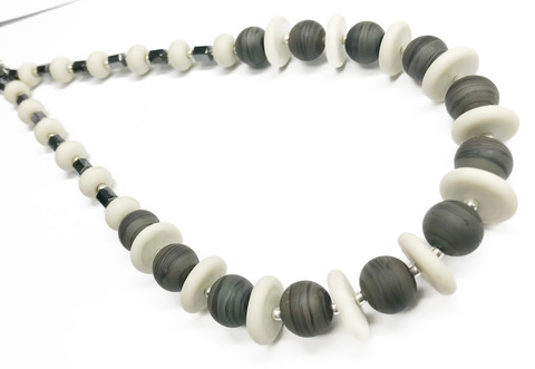 Joeのグレイとアイボリーネックレス-2