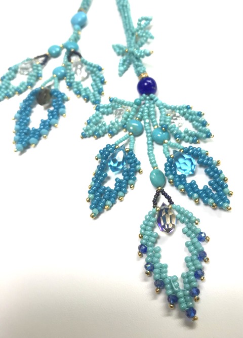 ターコイズ色のラリエット右