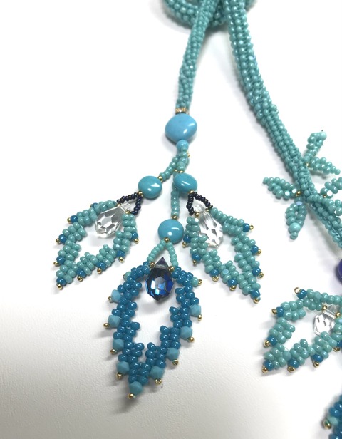 ターコイズ色のラリエットフリンジ左