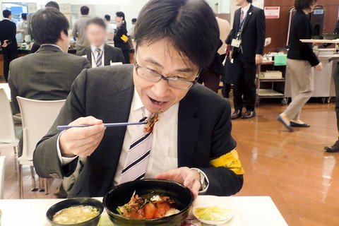 マグロとカツオの漬け丼を食べるMSC石井