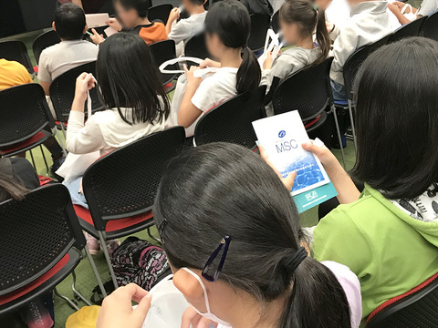 資料を見る子