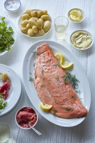 RS5171_Salmon and rhubarb wholeMSC20178637-scr