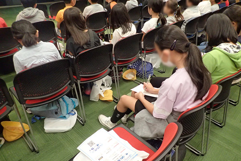 メモを取る子2