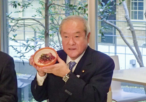 マグロとカツオの漬け丼を持つ鈴木俊一・東京オリパラ担当大臣