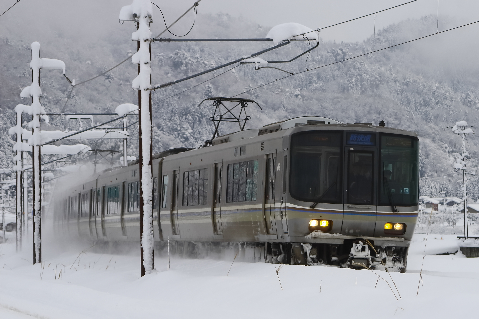雪中を行く223系「新快速」 : Msykの業務（鉄道）日誌