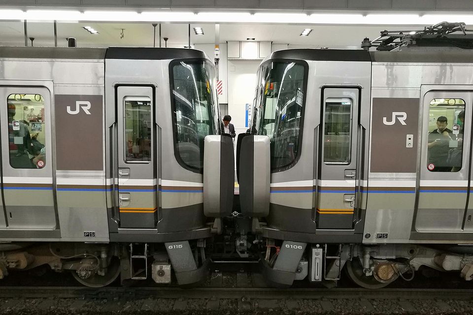 223系の連結部前照灯が消える : Msykの業務（鉄道）日誌