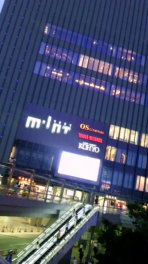 神戸三宮駅前はなんかすごく都会に来た感がある 都会というか おしゃれ 梅田や京都となんか違いますね メロンソーダ文化論