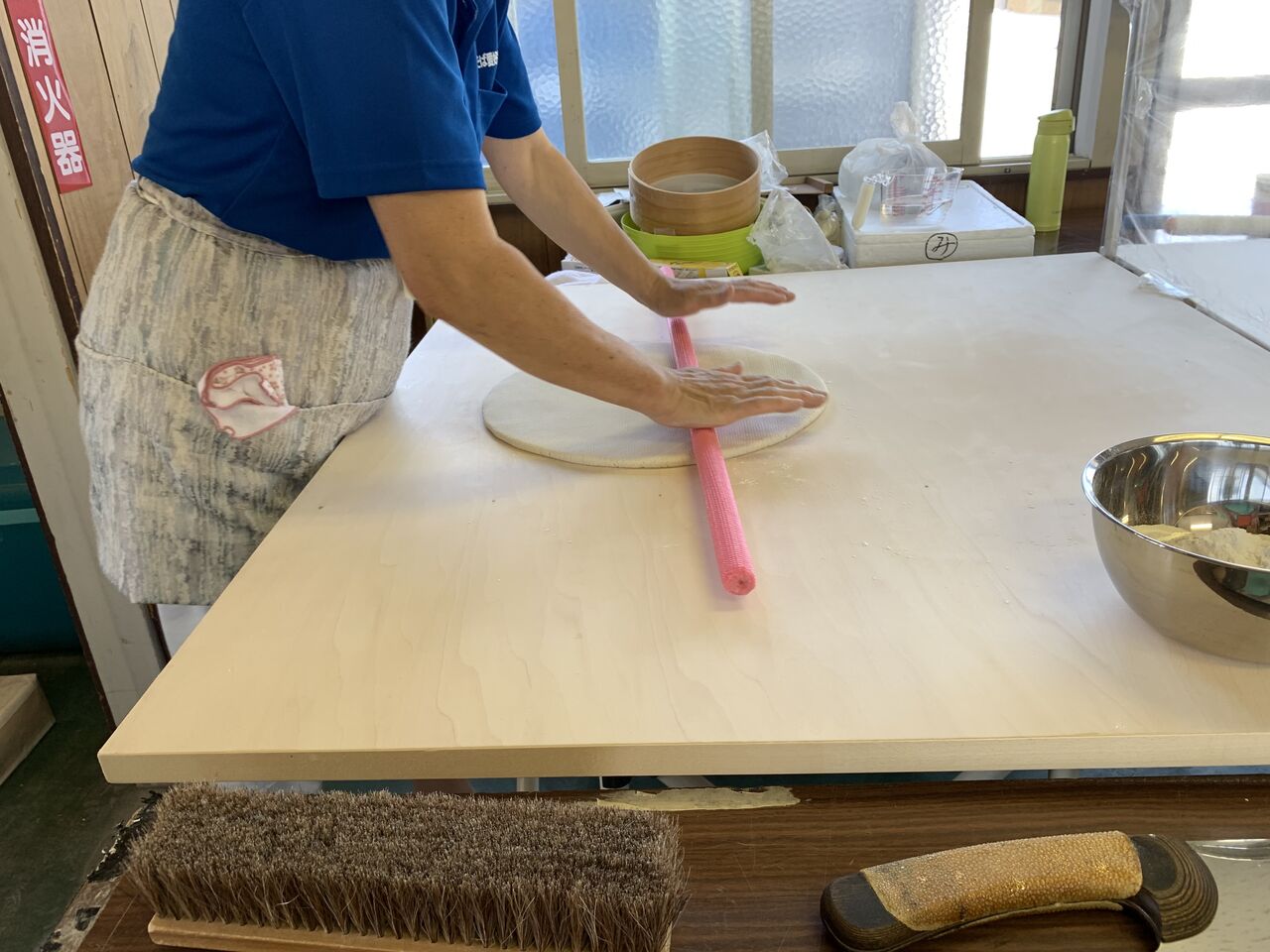 なんちゃって麺棒」エンボス麺棒による更科そば体験！ : 室蘭手打ち