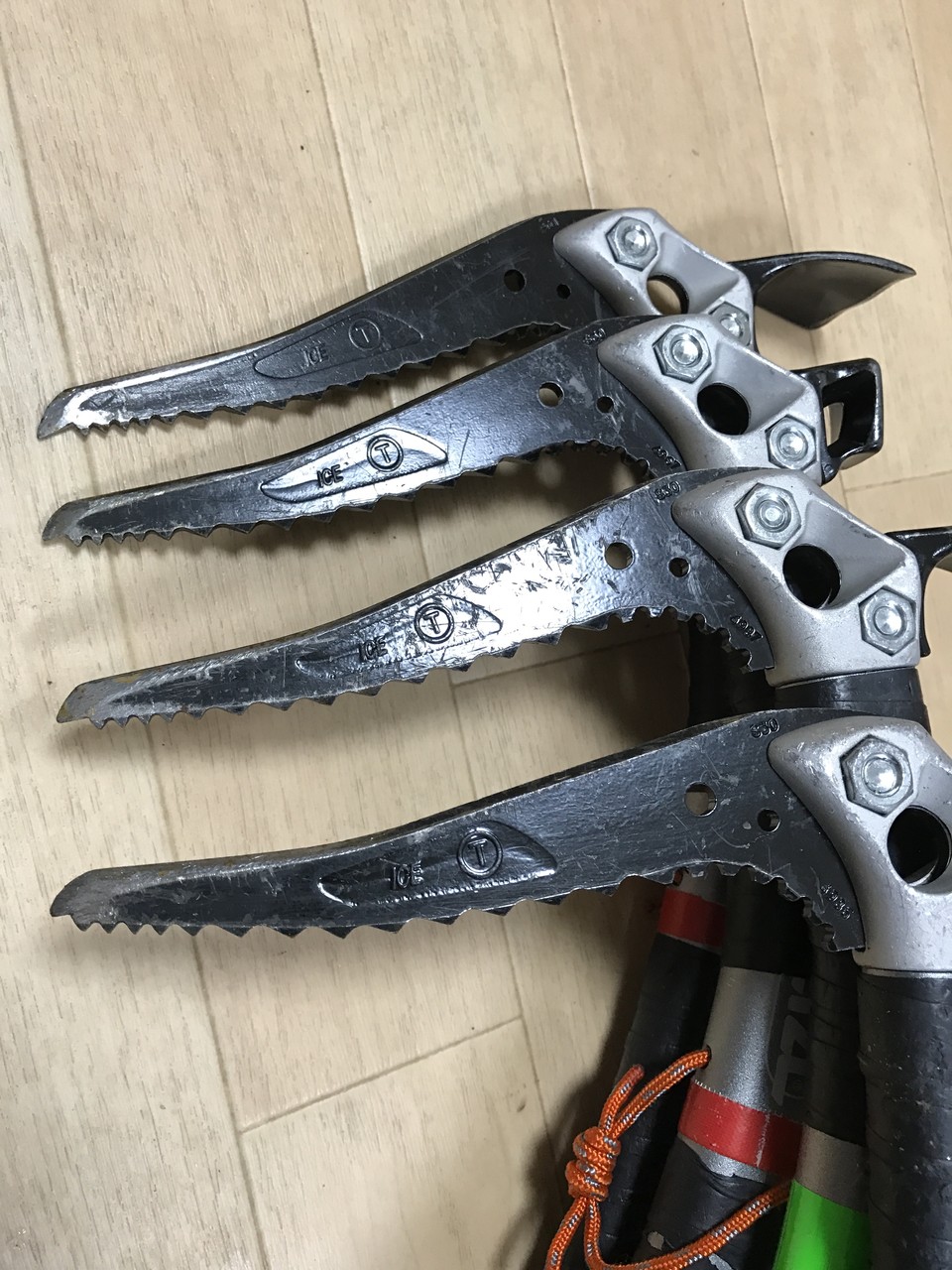 PETZL - ペツル　アイスアックス AZTAR　クォーク　2本セット　ピッケル　登山　雪山 ペツル アイスアックス AZTAR クォーク 2本セット ピッケル 登山