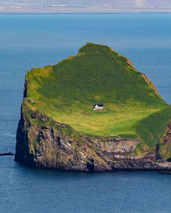 ビョークの家とも噂になっているアイスランドの無人島に佇むポツンと一軒家 デイリーサブカル ビョークの家とも噂になっているアイスランドの無人島に佇むポツンと一軒家 デイリーサブカル