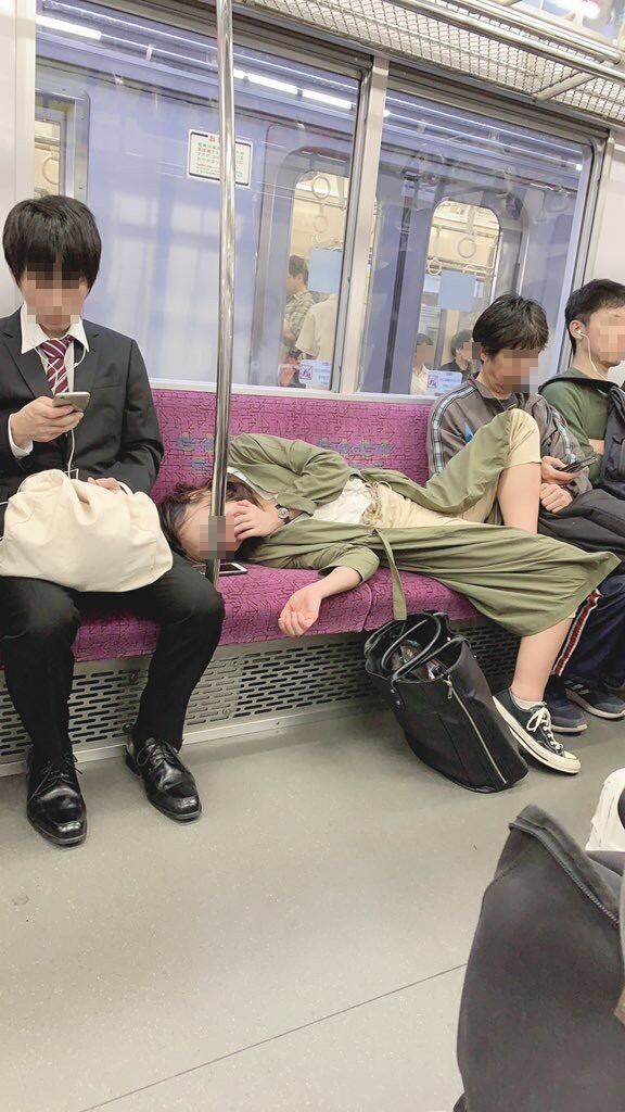 画像 電車内で豪快に眠る泥酔女性たち まとめも 画像 電車内で豪快に眠る泥酔女性たち まとめも