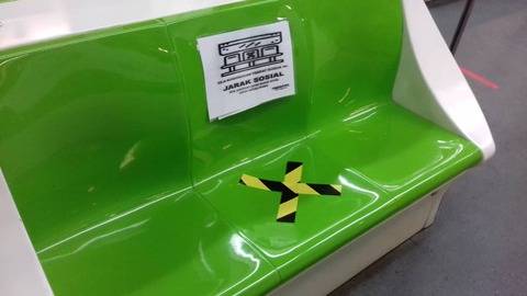 15 モノレール車内