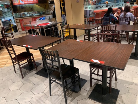 8 LOT10フードコートの座席