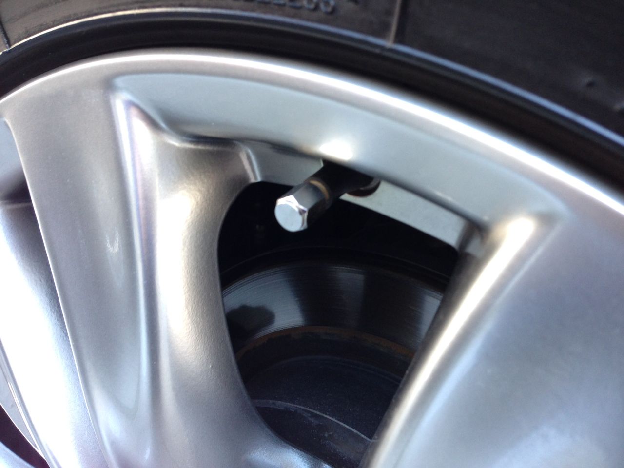 フーガハイブリッド日記 第4回 エアーバルブ交換の巻 3945投稿 名古屋の中古車販売会社の 社長日記