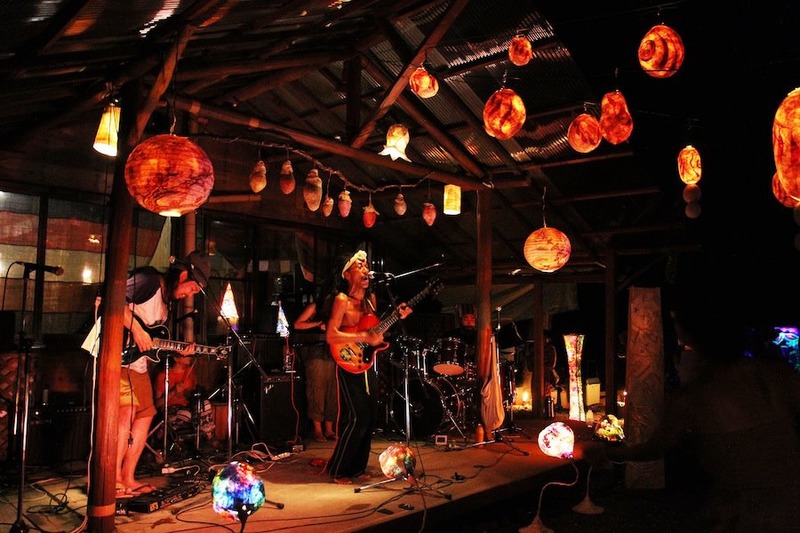 427061_210574689070486_2018624384_n