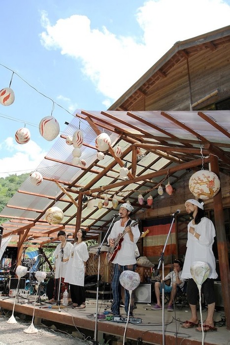 319447_211187499009205_1670847602_n