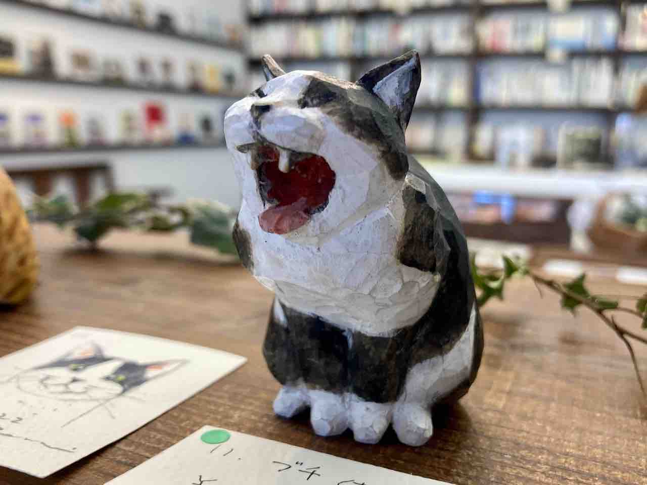 バンナイリョウジさん 猫 ブローチ バンナイリョウジ 木彫り猫