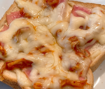 ピリッと旨辛！「ハムとキムチのチーズトースト」レシピ