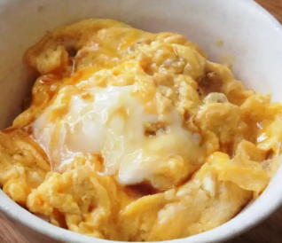 朝ごはんにぴったり!スクランブルエッグ丼の簡単レシピ