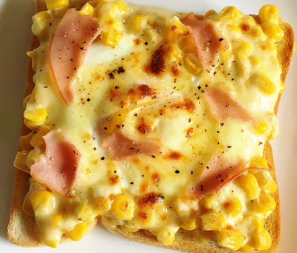 朝から元気チャージ♪「コーンエッグトースト」の簡単レシピ