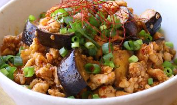 簡単で美味しい！茄子と豚肉のそぼろ丼のレシピ