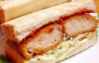 贅沢サンドイッチ！かにクリームコロッケサンドの簡単レシピ