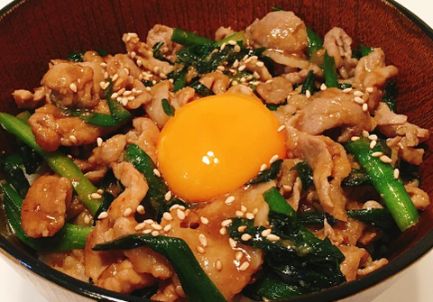 スタミナ満点!簡単10分で作れる「豚ニラ丼」レシピ