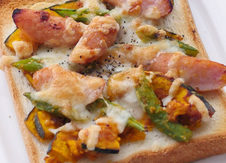 甘じょっぱさがクセになる!かぼちゃとソーセージのトーストレシピ