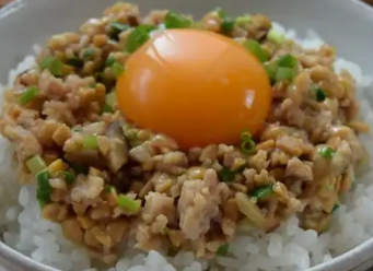 ひき肉と納豆の絶妙コンビ!そぼろ納豆丼のレシピ