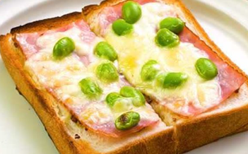 朝からテンションUP!「枝豆とツナコーンチーズトースト」の簡単レシピ