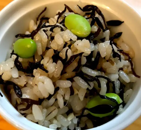 ヘルシーで美味しい!ひじきとこんぶの枝豆ごはんの作り方