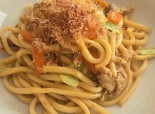 香ばしいソースの香りが食欲をそそる！ソース焼きうどんの作り方