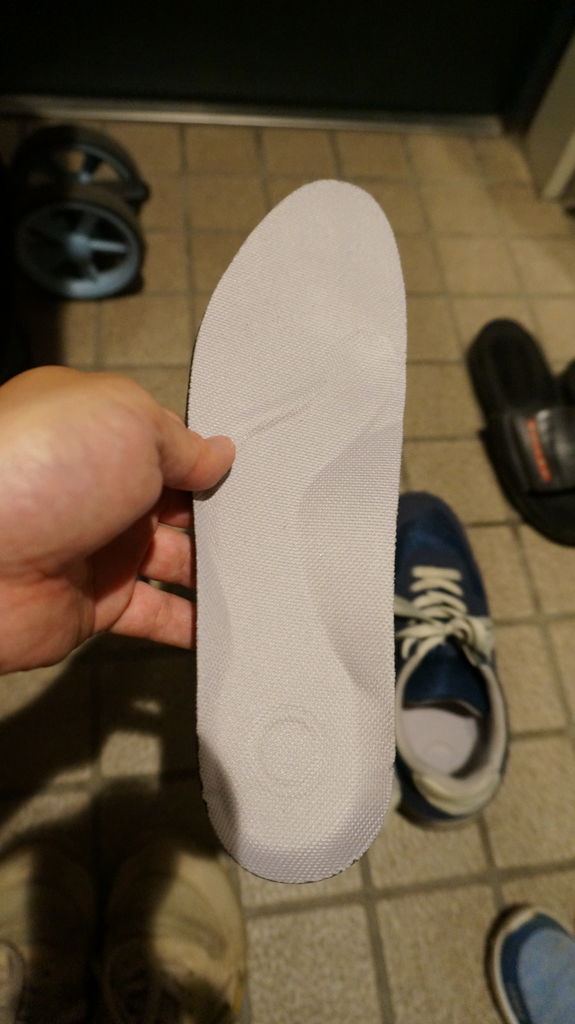 素材コンビスニーカーのインソールを変えてみました 無印大好きムジムジくん